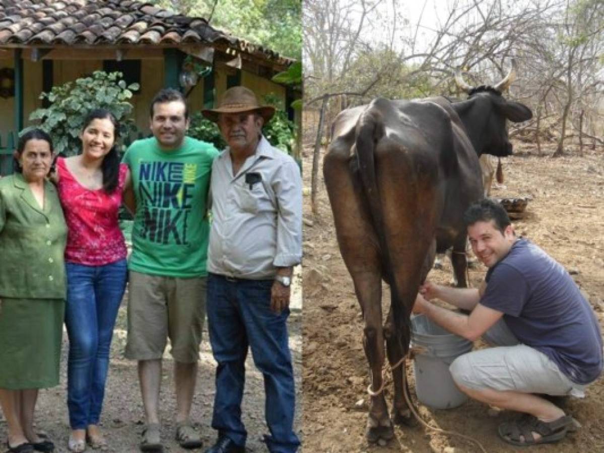 El doctor junto a su esposa Dalia, su mamá Juana Carbajal y su padre Juan Flores.