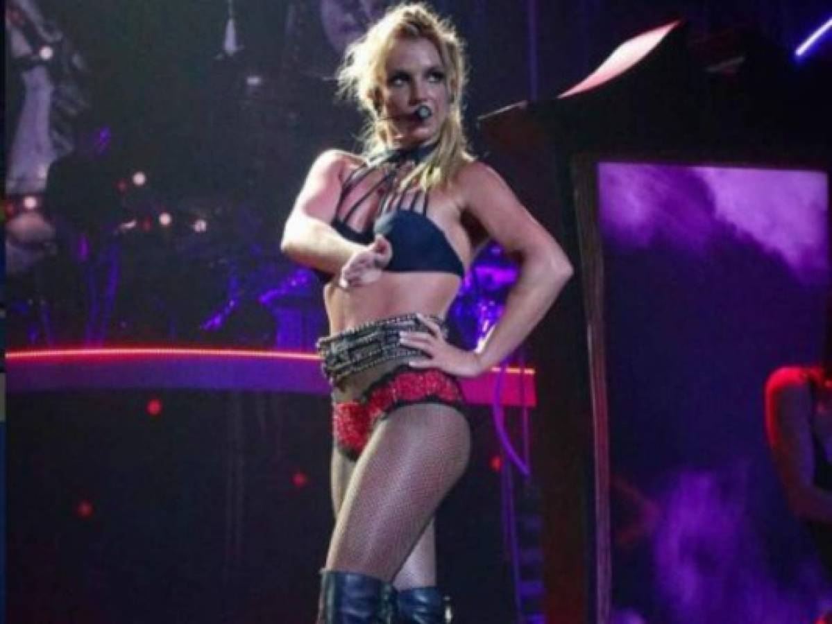 Britney Spears muestra de más por accidente en uno de sus conciertos