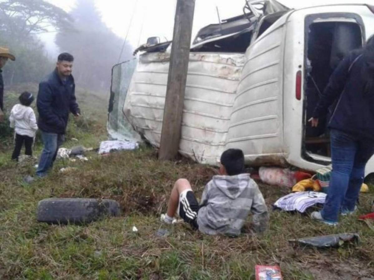 La Paz: 18 menores y tres adultos heridos en choque de bus contra un poste