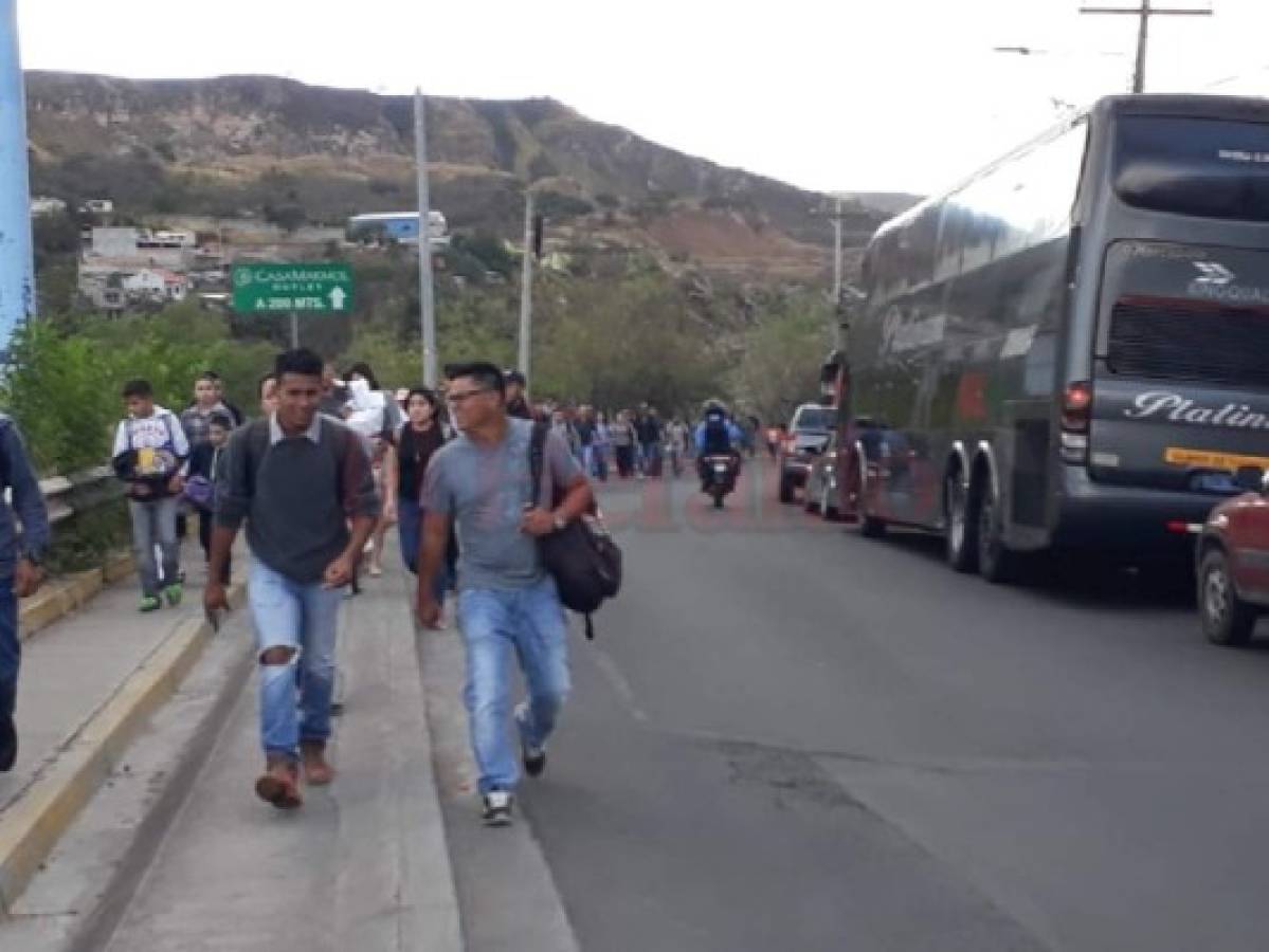 Los ciudadanos alegaban que llegarían tarde a su trabajo ante la toma. (Fotos: Álex Pérez / EL HERALDO)