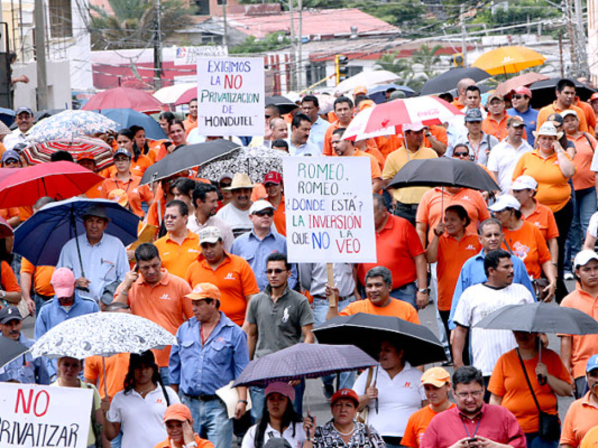 Empleados de Hondutel realizan plantón