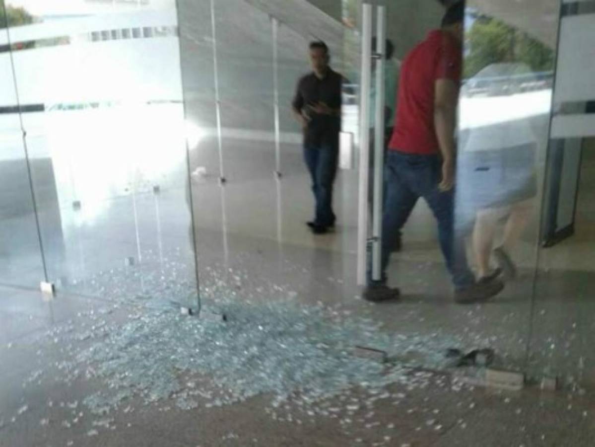Encapuchados del MEU quiebran vidrios del edificio administrativo de la UNAH