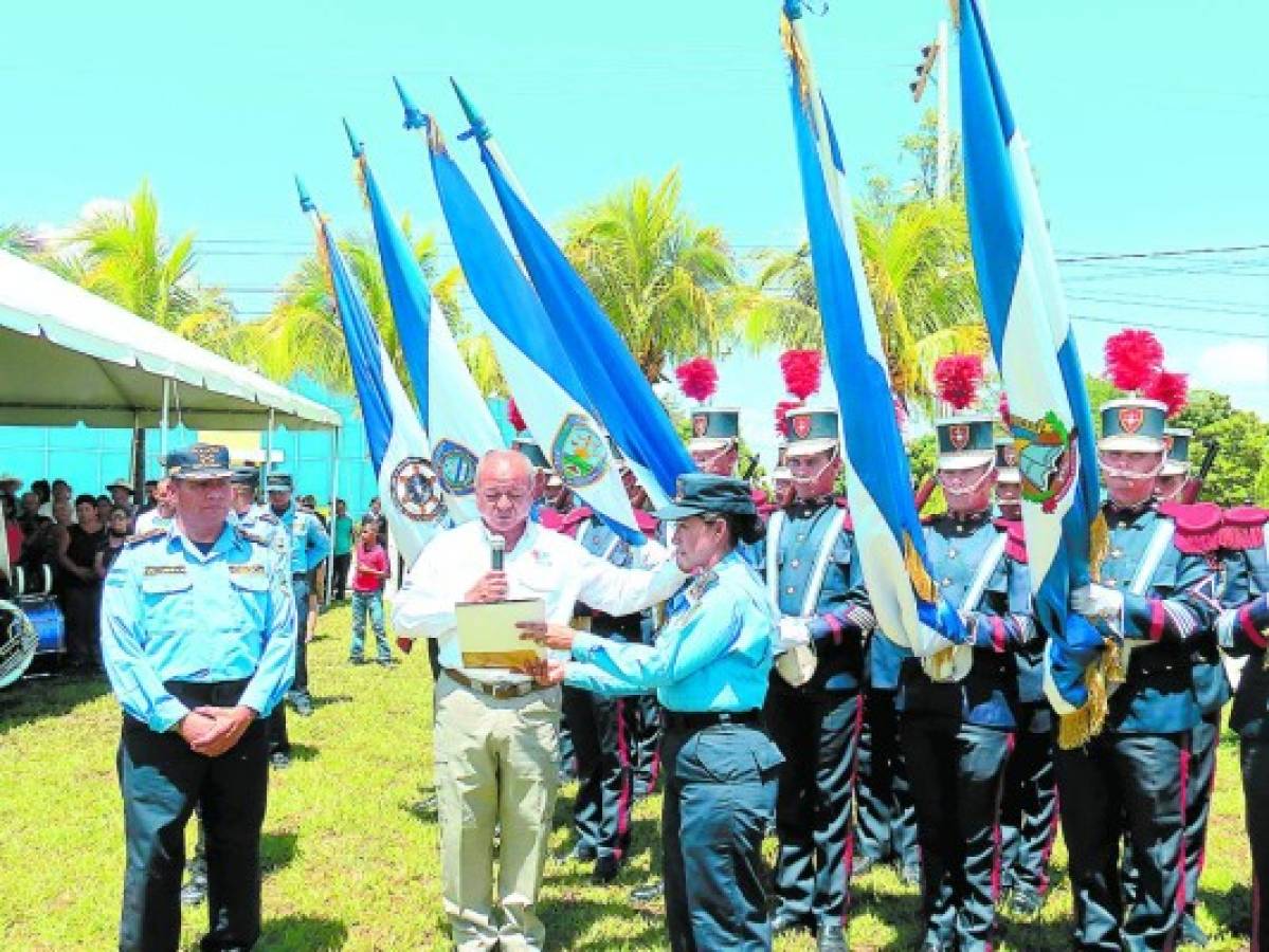 El ministro Pacheco imponiendo las caponas a los policías.