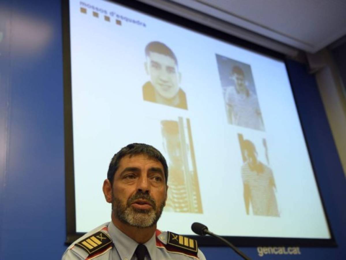 Josep Lluís Trapero, comisario mayor de la policía regional catalana, muestra la imagen del sospechoso (Foto: Agencia AFP)