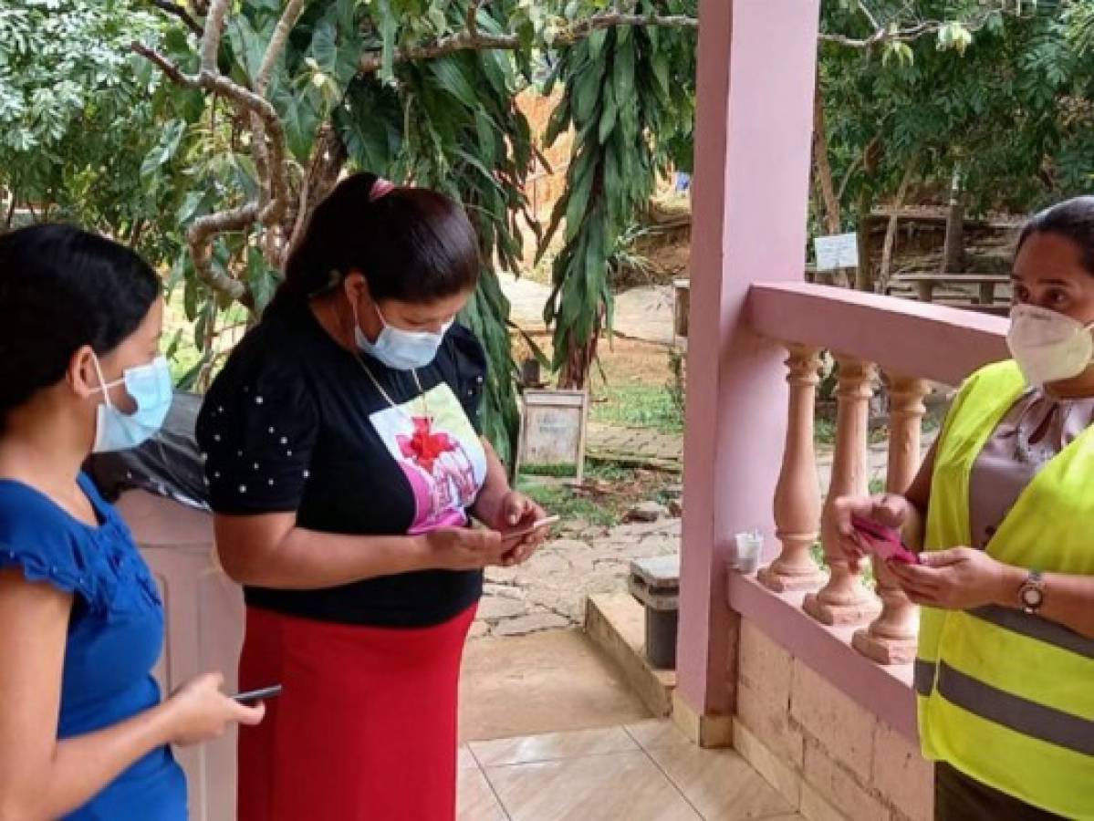 El grupo de mujeres rurales reciben paquetes de internet en sus móviles para continuar desarrollando sus habilidades en comunicación.