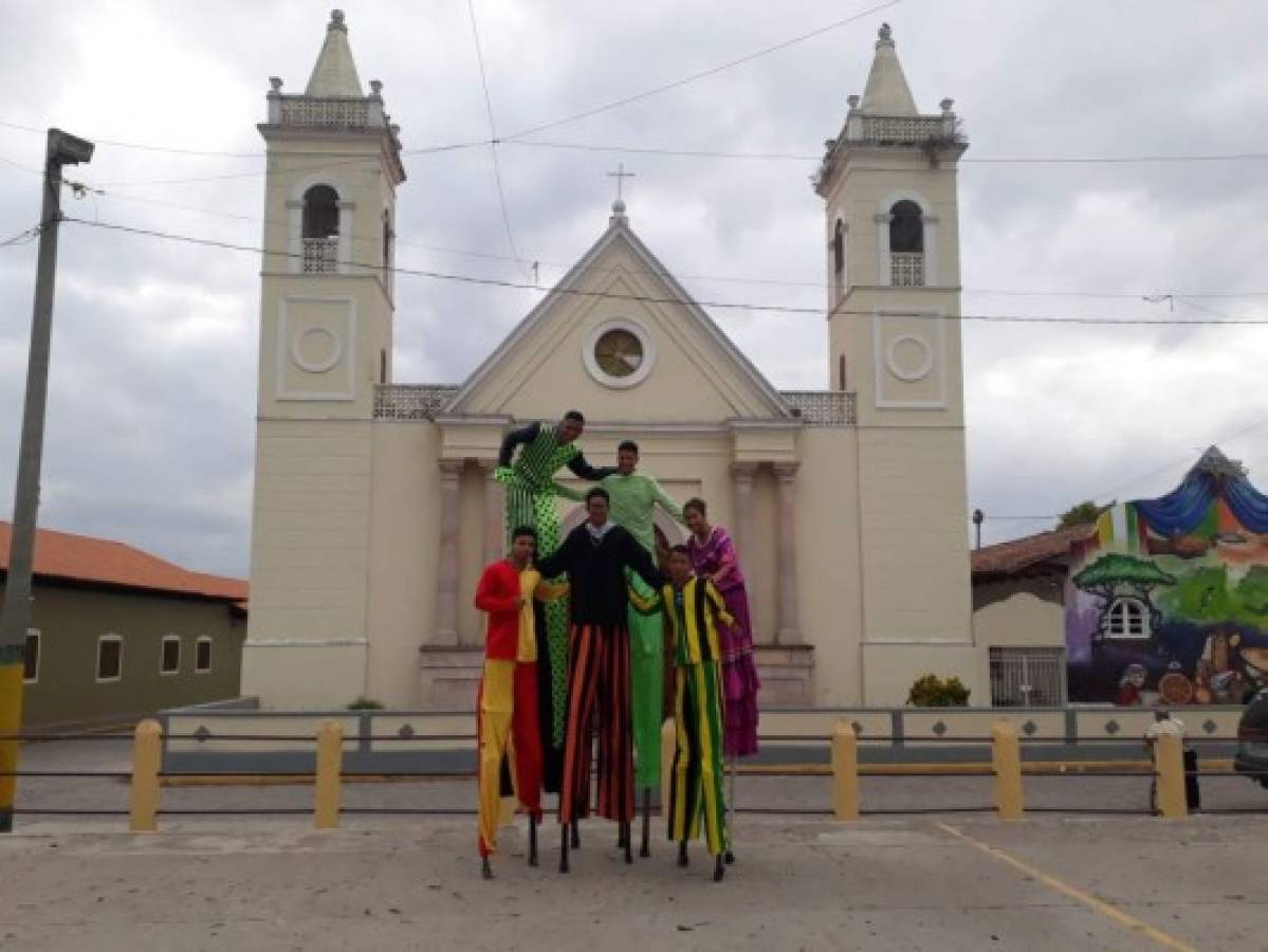 Este grupo de zanqueros compartieron alegría entre los participantes. (Foto: El Heraldo Honduras)