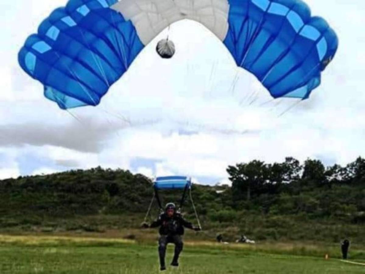 Cada paracaidista llevará una bandera para representar a Honduras y otros países de la región Foto: Cortesía FF AA