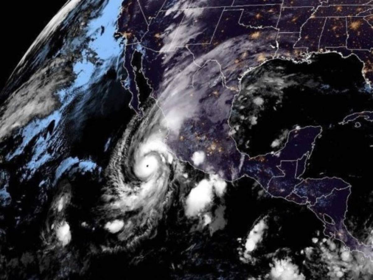 Poderoso huracán Willa se debilita a categoría 4 al aproximarse a México