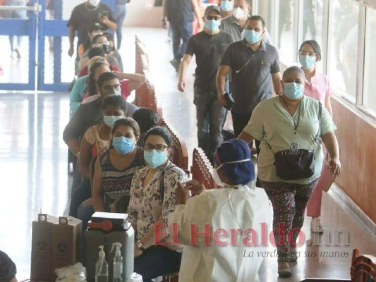 El martes se aplicaron segundas dosis al personal de salud público y privado. Foto: Efraín Salgado/El Heraldo