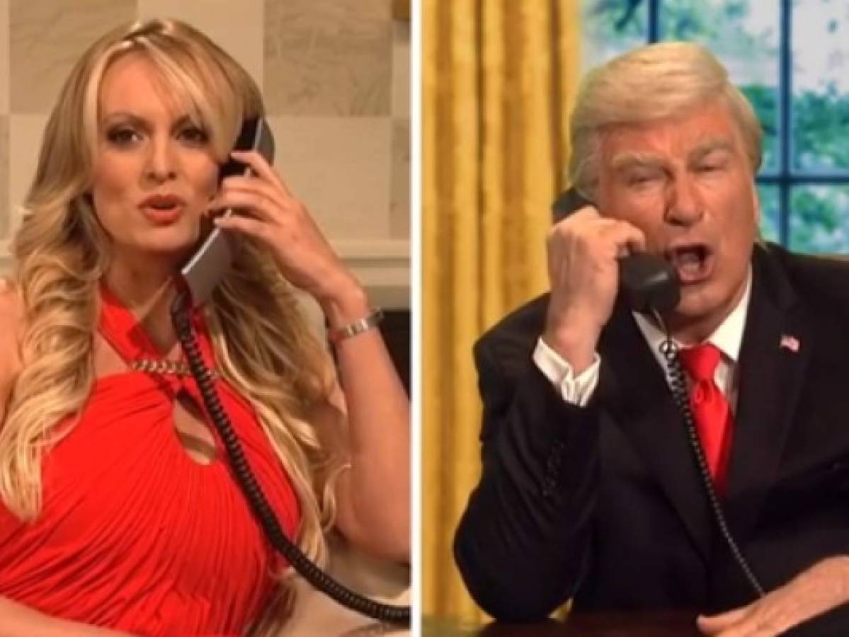 Actriz porno Stormy Daniels se burla de Donald Trump en Saturday Night Live