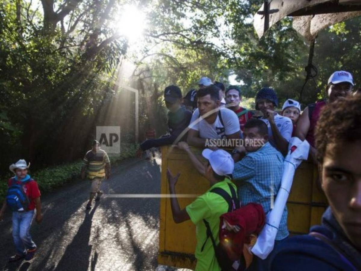 Grupo de nicaragüenses se suma a caravana migrante para huir de represión política  