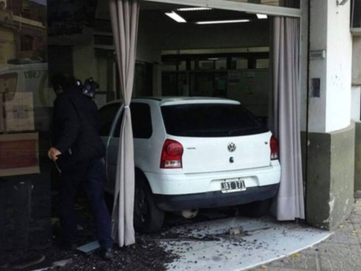 Clienta molesta estrelló su auto contra oficina de energía 