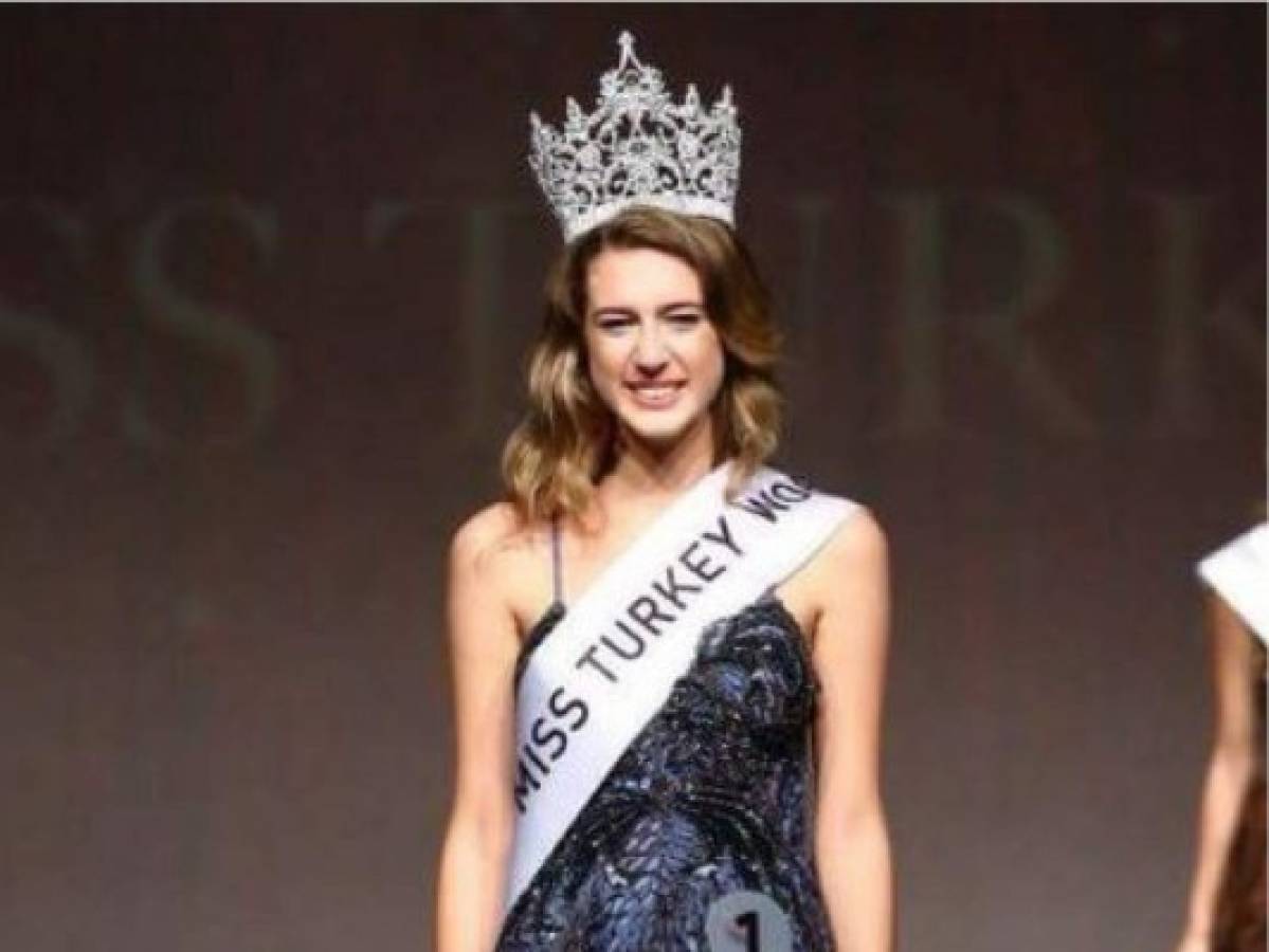 Miss Turquía pierde su corona por un tuit sobre el fallido golpe de Estado