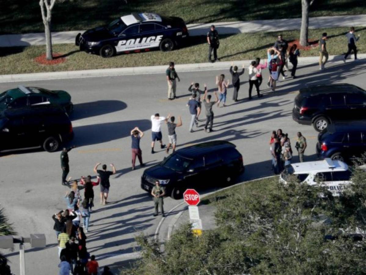Renuncia agente armado en escuela de Florida que no enfrentó al agresor