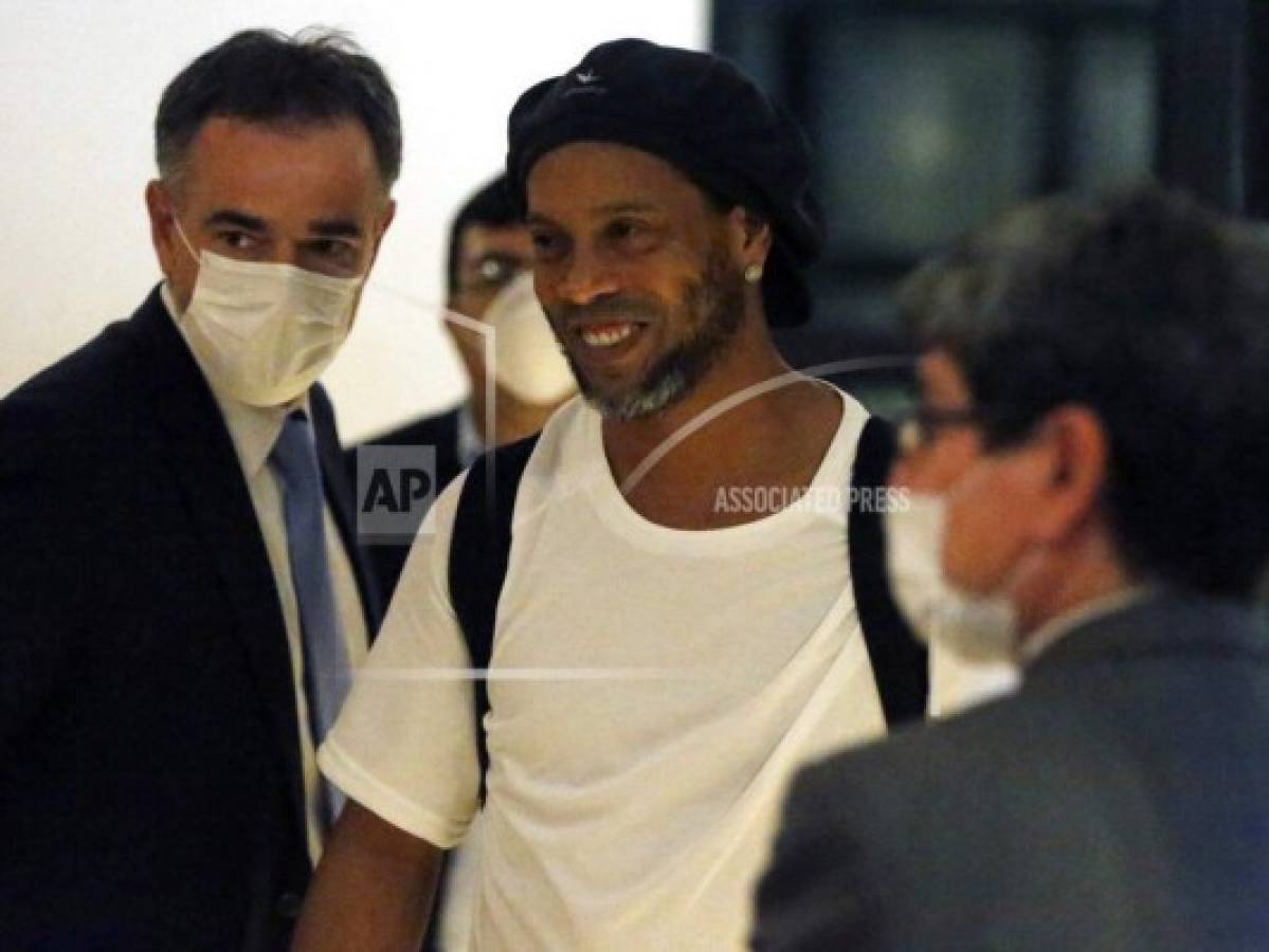 'Fue un golpe muy duro', dice Ronaldinho desde hotel-prisión en Paraguay