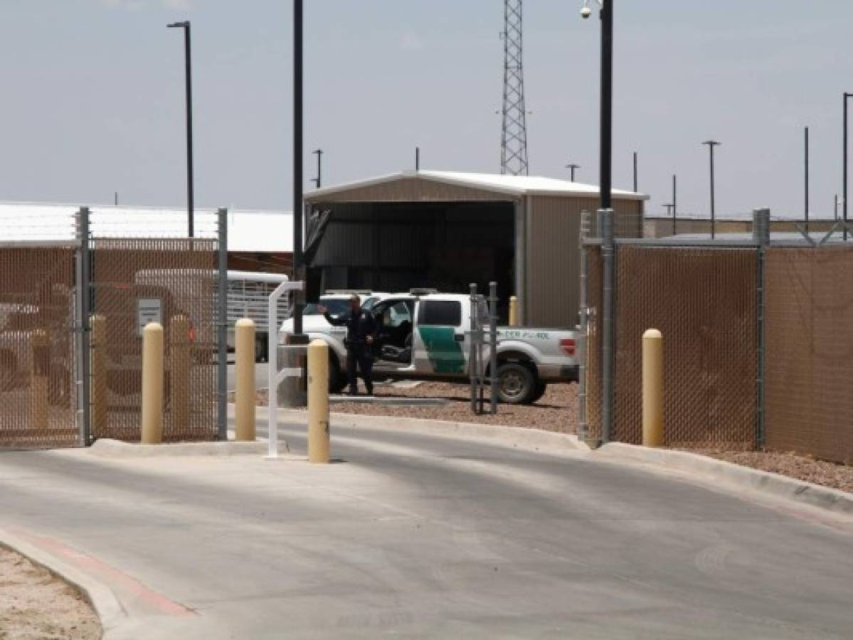 Casa Blanca niega malos tratos a migrantes en centros de detención