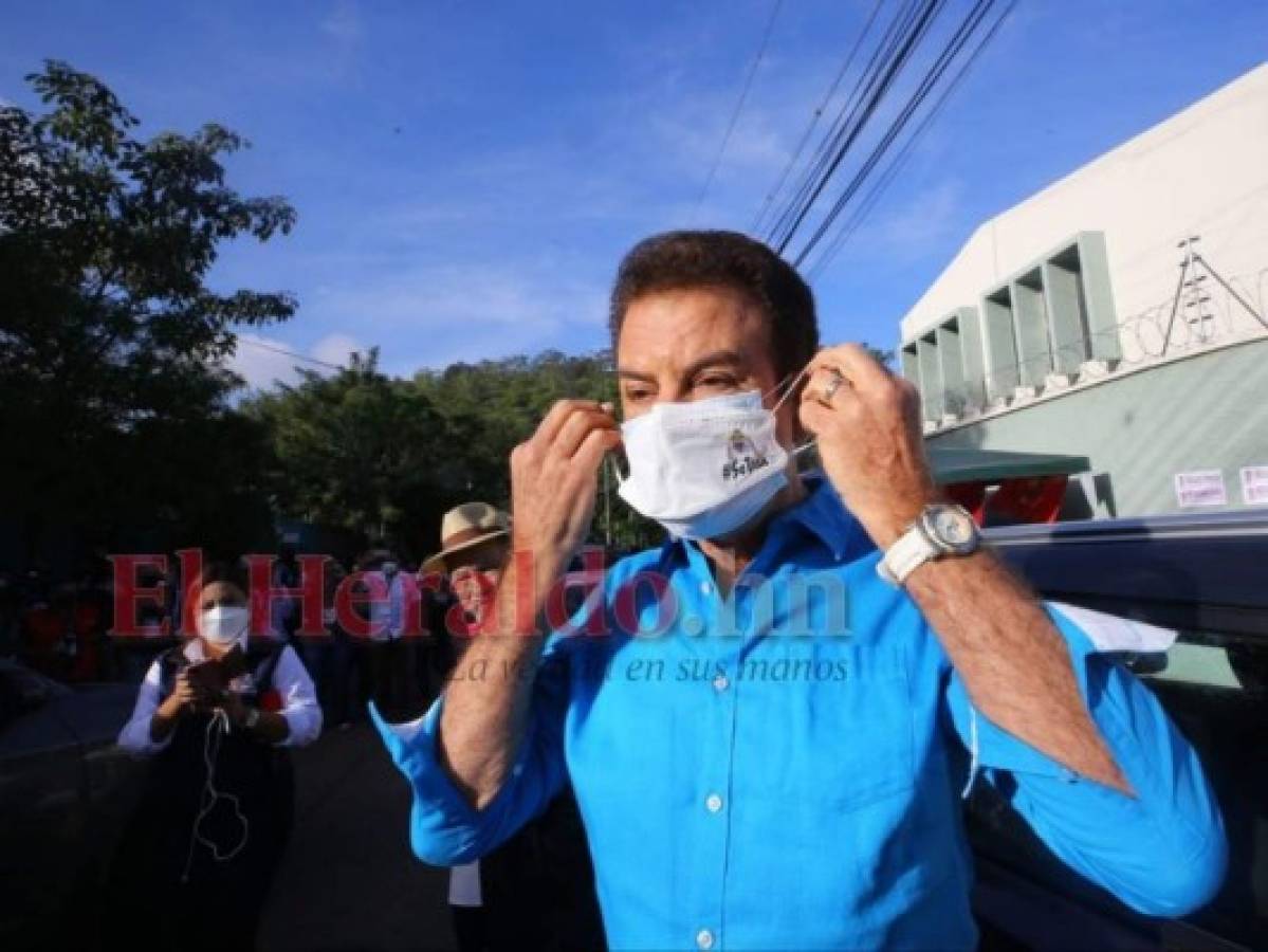 Junto a su esposa Iroshka Elvir, Salvador Nasralla acude a votar en la capital (FOTOS)