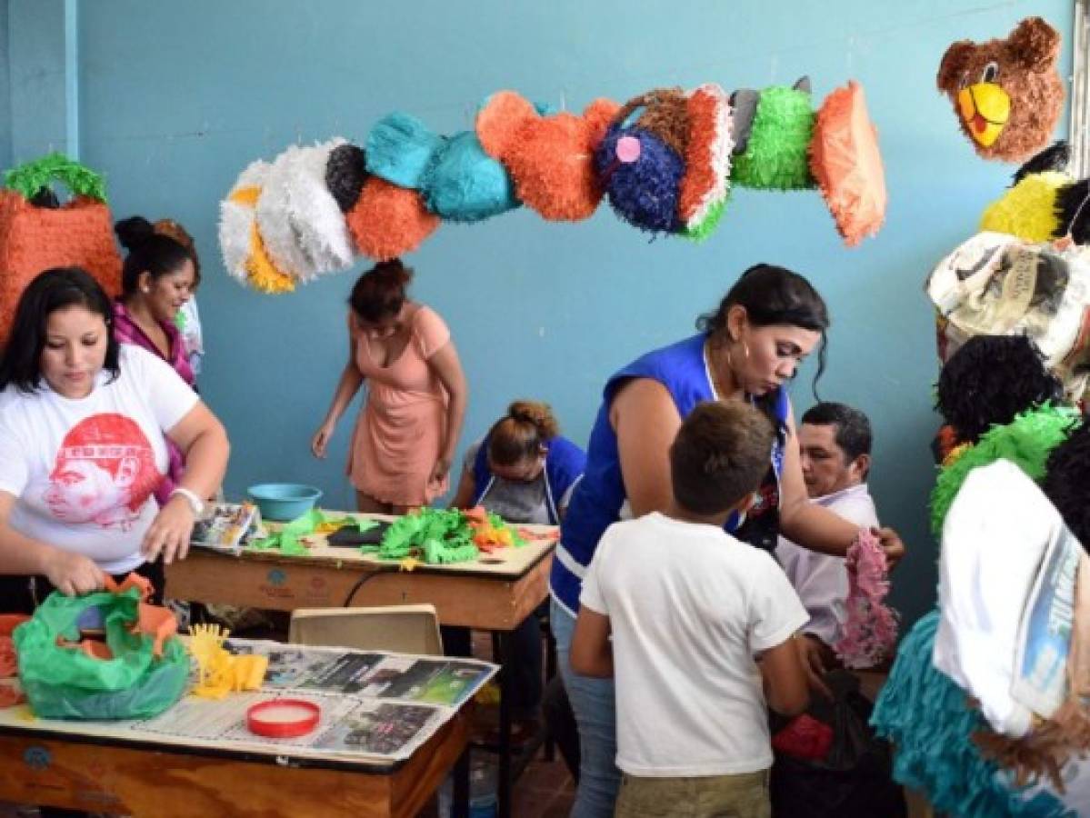 Escuelas Amigables se agencian fondos con la venta de materiales