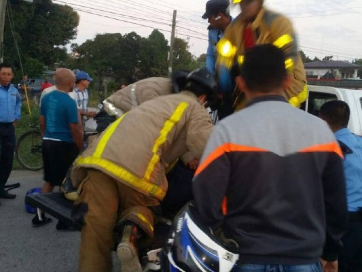 Dos policías resultan heridos tras accidente entre motocicleta y taxi en La Lima, Cortés