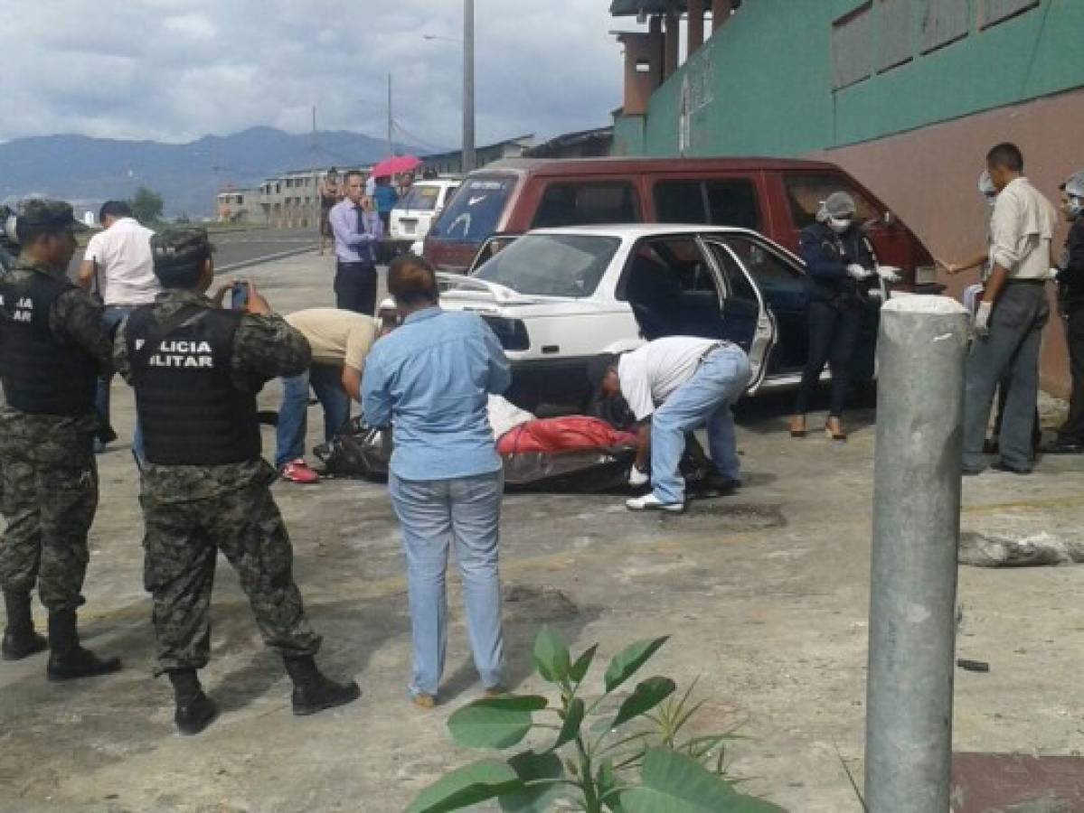 En el baúl de su vehículo hallan muerto a taxista