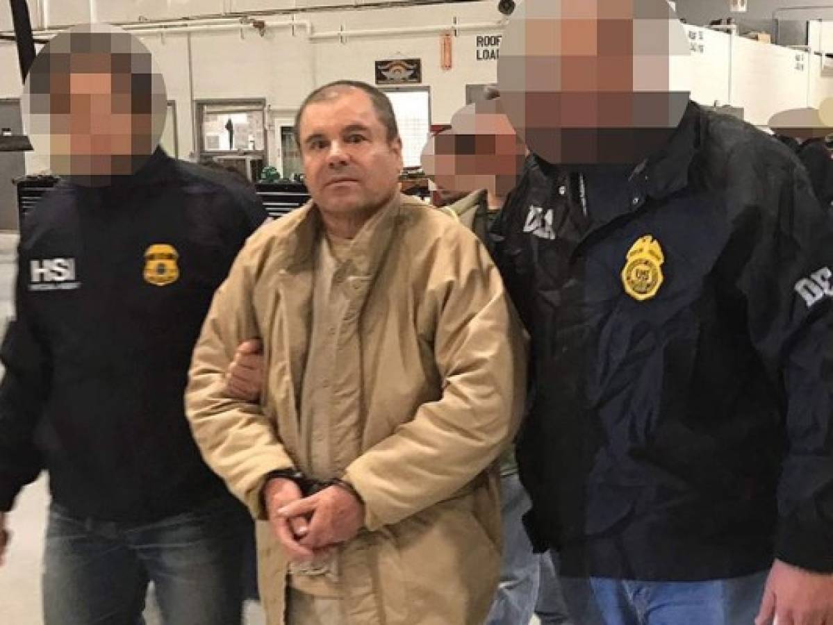 'El Chapo' Guzmán es escoltado en Ciudad Juárez por la policía mexicana cuando es extraditado a los Estados Unidos. Foto AFP
