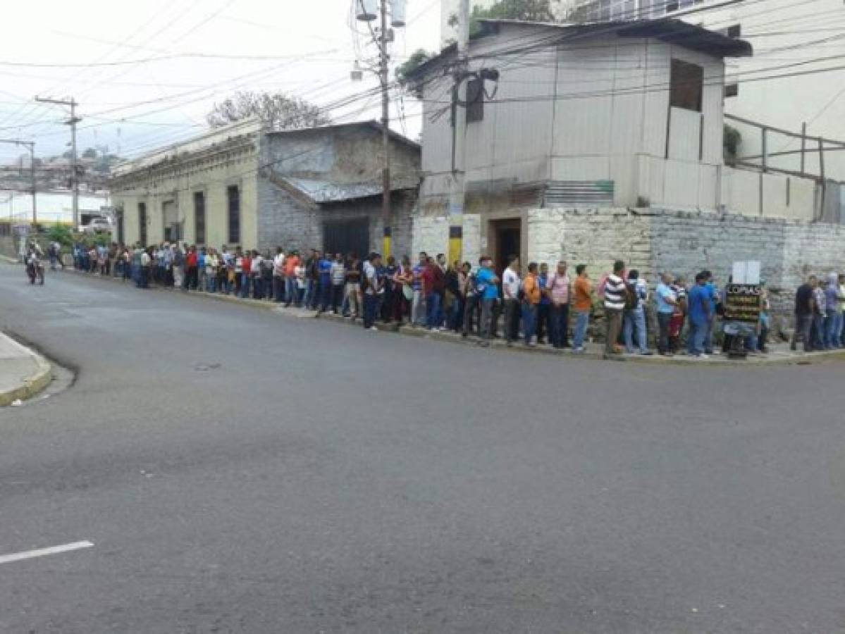 Largas filas en el Instituto de la Propiedad en Comayagüela