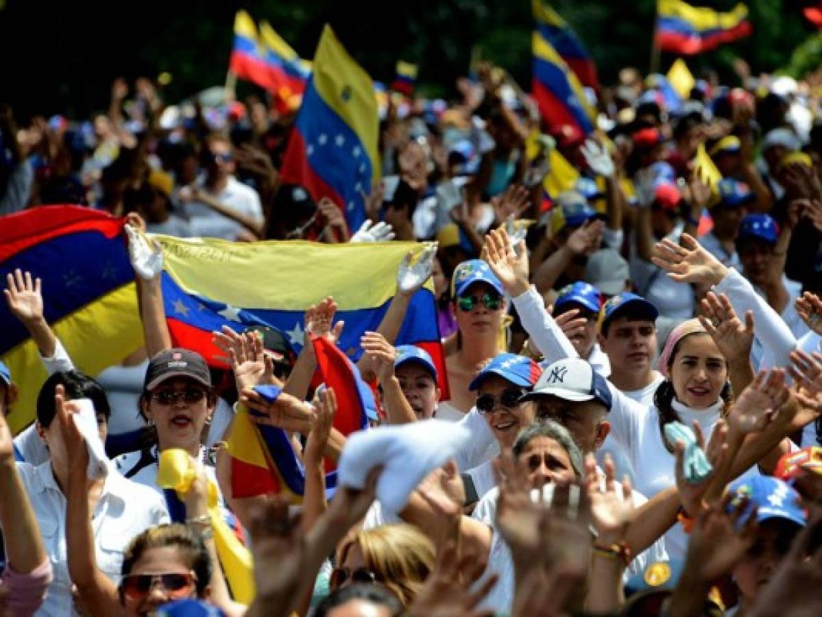 Oposición venezolana presiona al gobierno de Maduro con 'plantón' en las calles