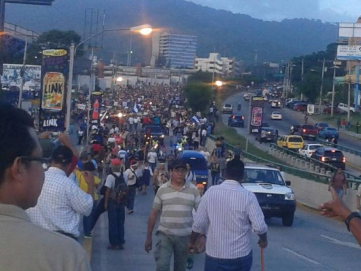 Marcha de las antorchas a Casa Presidencial