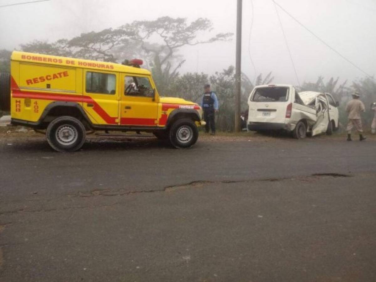 La Paz: 18 menores y tres adultos heridos en choque de bus contra un poste