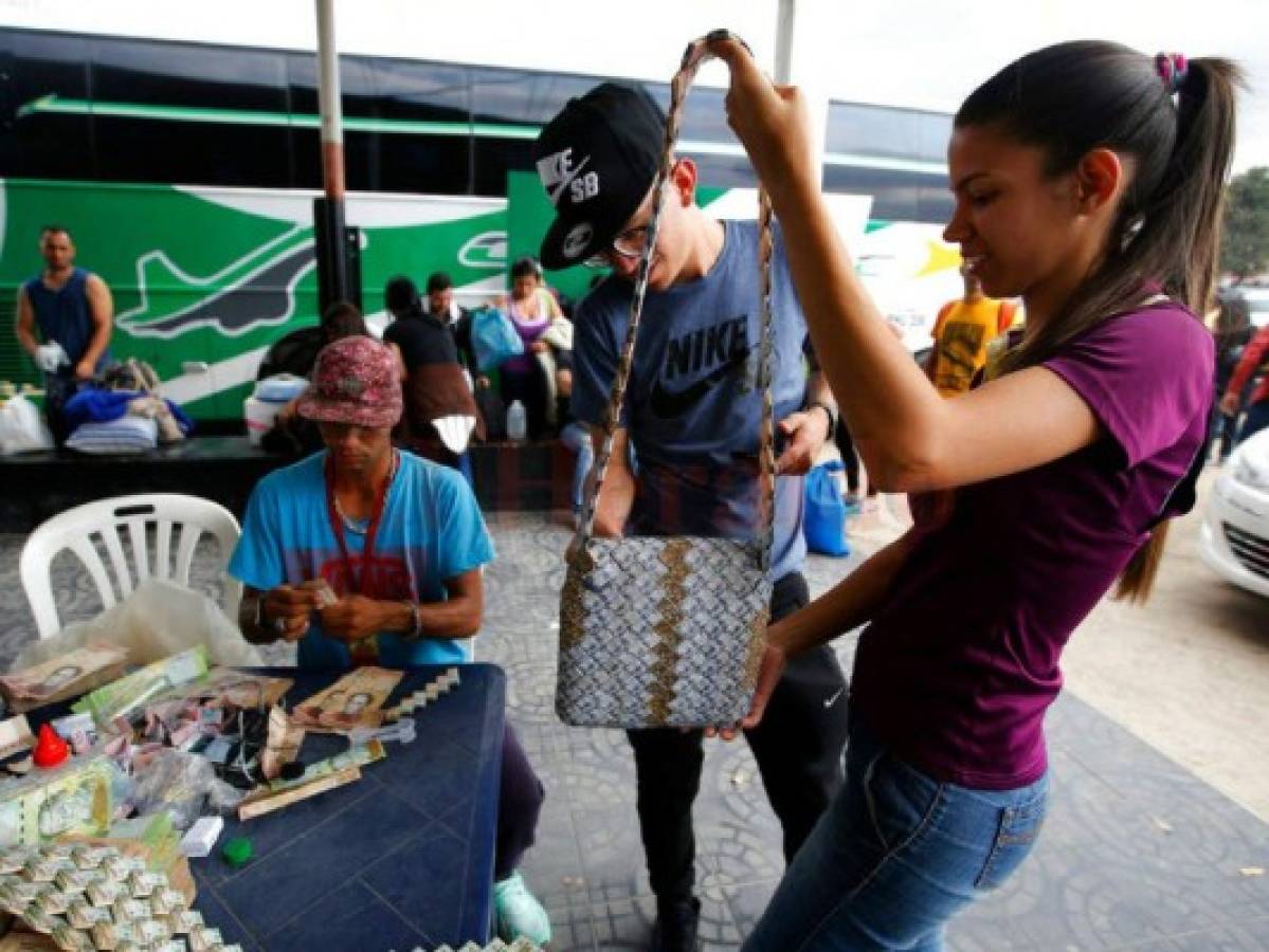 Venezolanos elaboran artesanías con billetes de bolívares