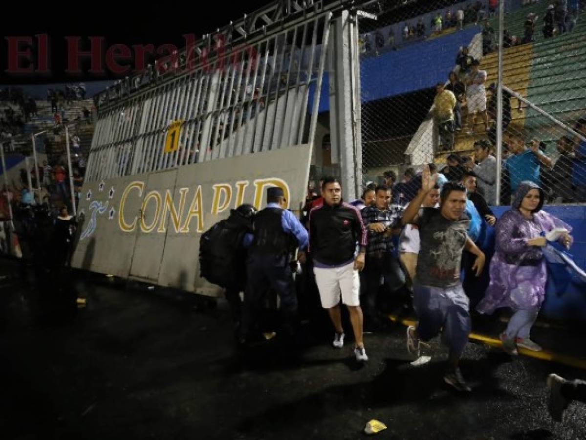 Momento en el que los aficionados entraron a la cancha. (Foto: Johny Magallanes / EL HERALDO)