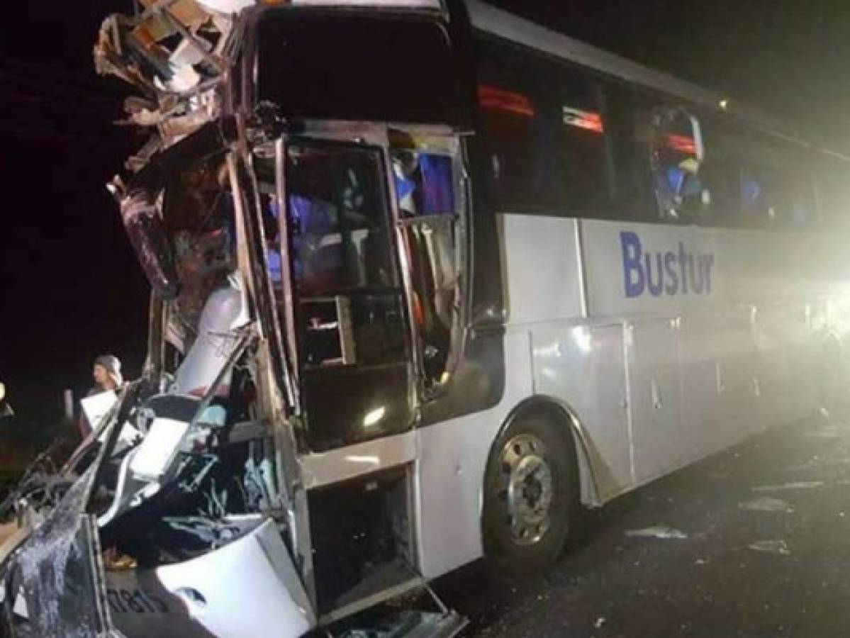 Un muerto y 20 heridos al chocar carro con autobús en México