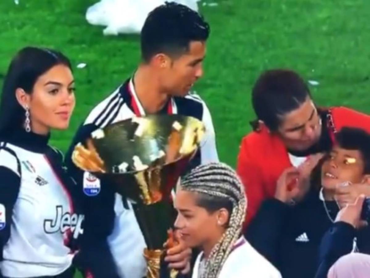 VIDEO: Momento en el que Cristiano golpea en la cara a su hijo con la copa de la Juventus