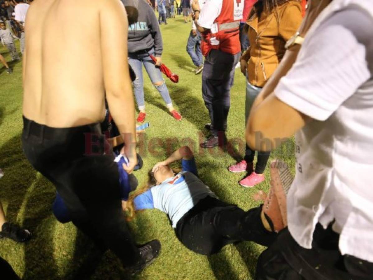 Mujeres y niños fueron los más afectados por los gases lacrimógenos. (Fotos: Johny Magallanes / EL HERALDO)