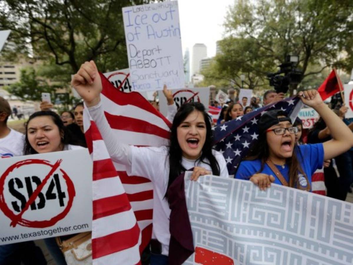 Texas: Activistas migratorios interrumpen sesión legislativa