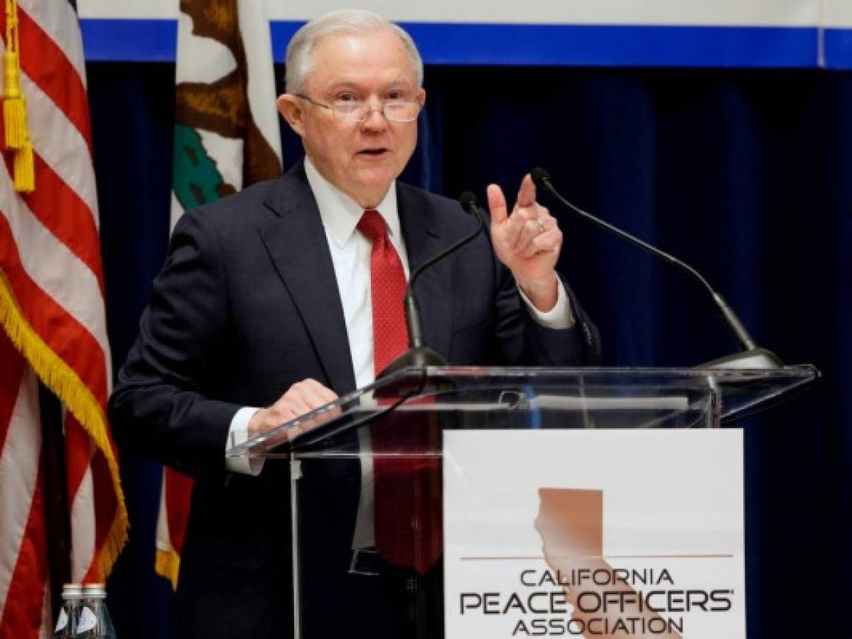 Jeff Sessions ordena poner jueces y fiscales en la frontera por llegada de caravana migrantes