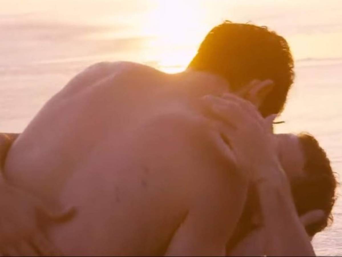 Poncho Herrera y su apasionado beso gay en la playa