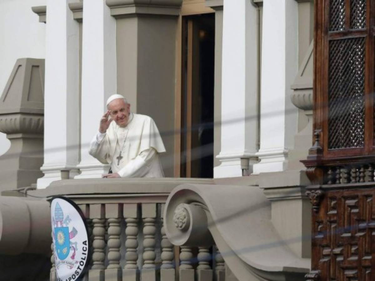 El papa Francisco visita una región de Perú enferma por el oro  
