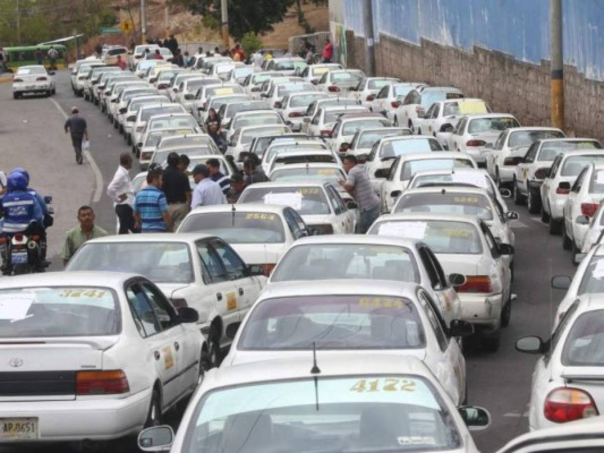 Taxistas amenazan con irse a paro el jueves si el gobierno no revisa precio del combustible
