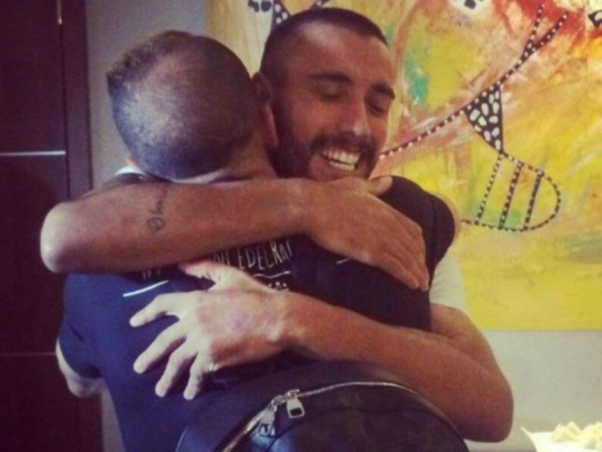 El emotivo abrazo entre el sobrevivente de la tragedia del Chapeconse Alan Ruschel y D'Alessandro