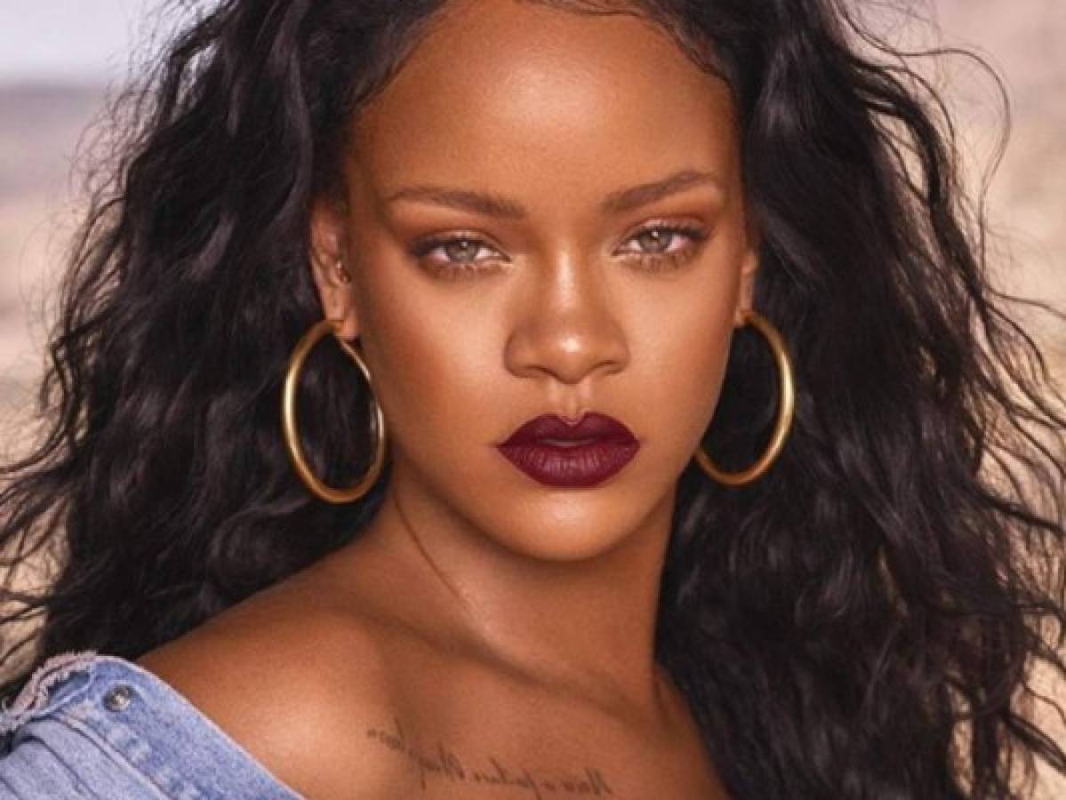 Rihanna muestra sus estrías y piernas con vello en sensual foto en traje de baño