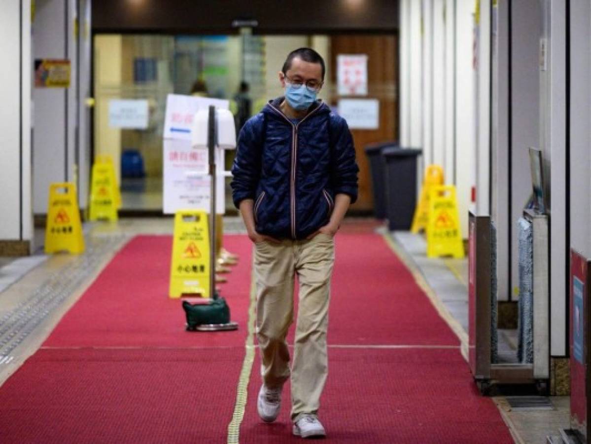 Doctor teme volver a casa y contagiar a su esposa de coronavirus