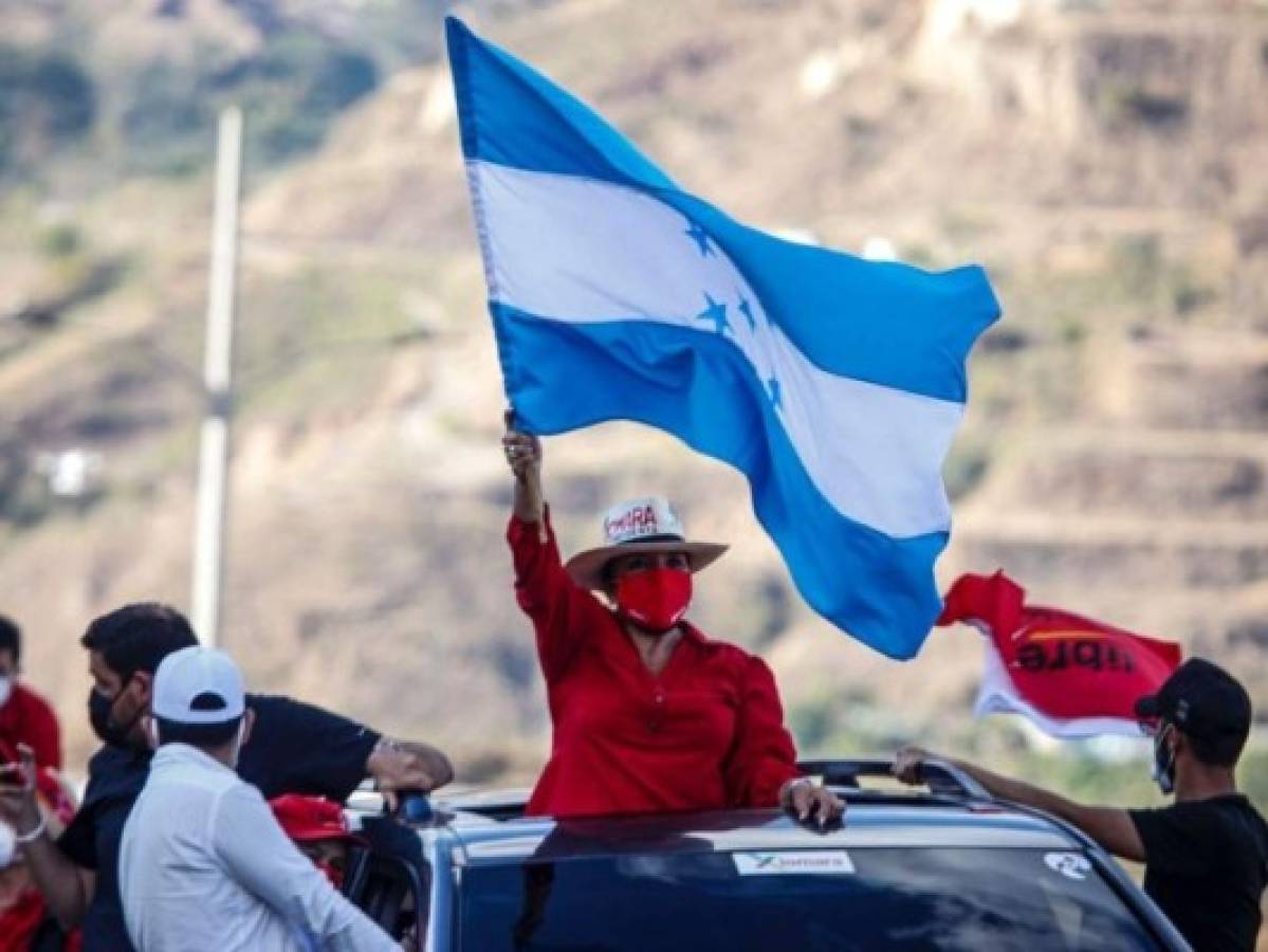 Xiomara Castro ordenará que Honduras utilice bandera azul turquesa, color original del pabellón nacional
