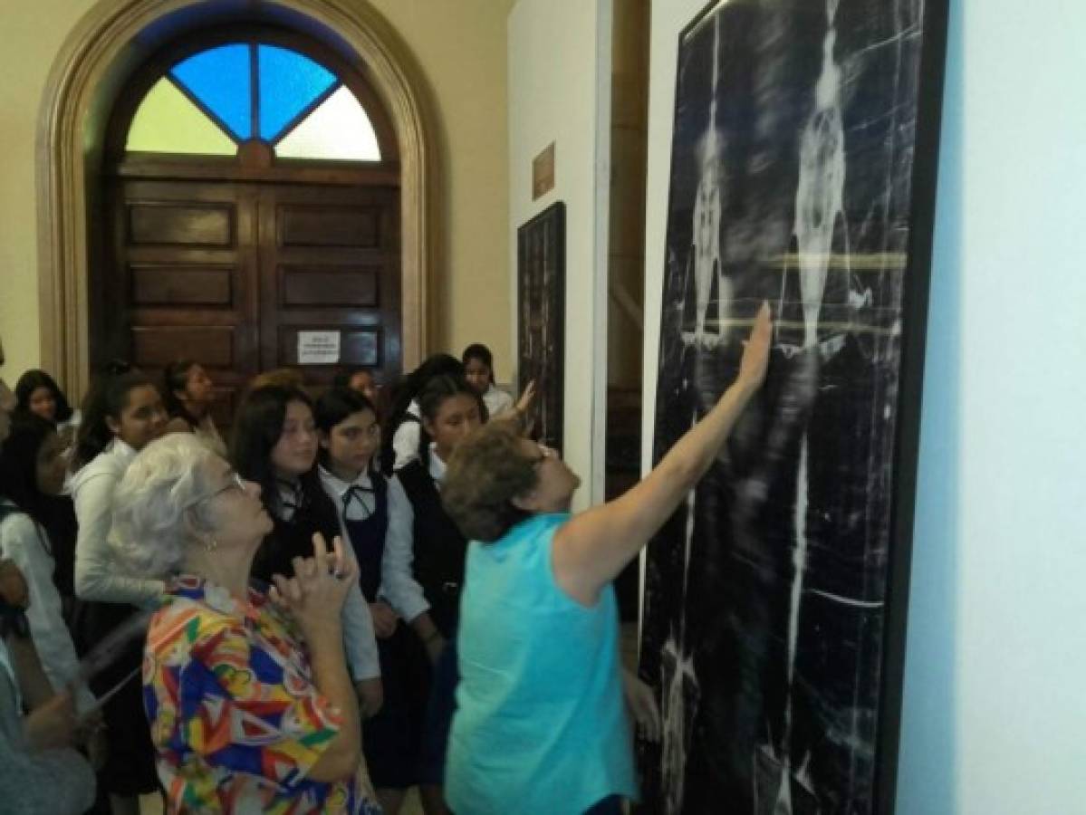 Fieles católicos abarrotan la Basílica Menor de Suyapa por llegada de Sábana Santa