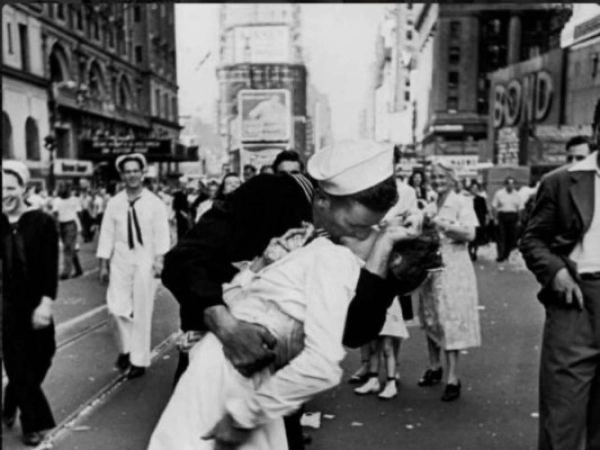 Fallece mujer del icónico beso con marinero en Times Square