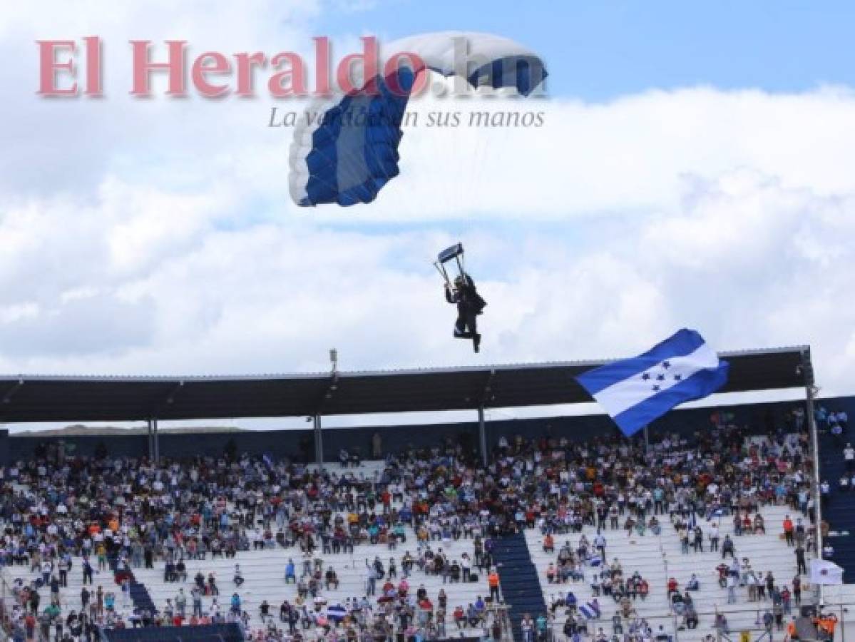 Kevin Maradiaga, el capitán que abrió con éxito el show de paracaidismo en el Nacional