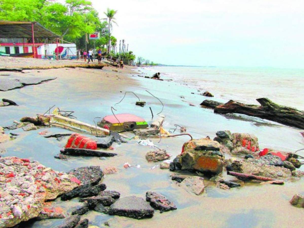 Playa de Cedeñoen el sur de Honduras continúa inundada de escombros