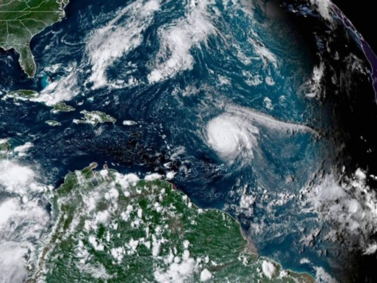 Huracán Sam se acerca a Bermudas, provoca aviso por tormenta