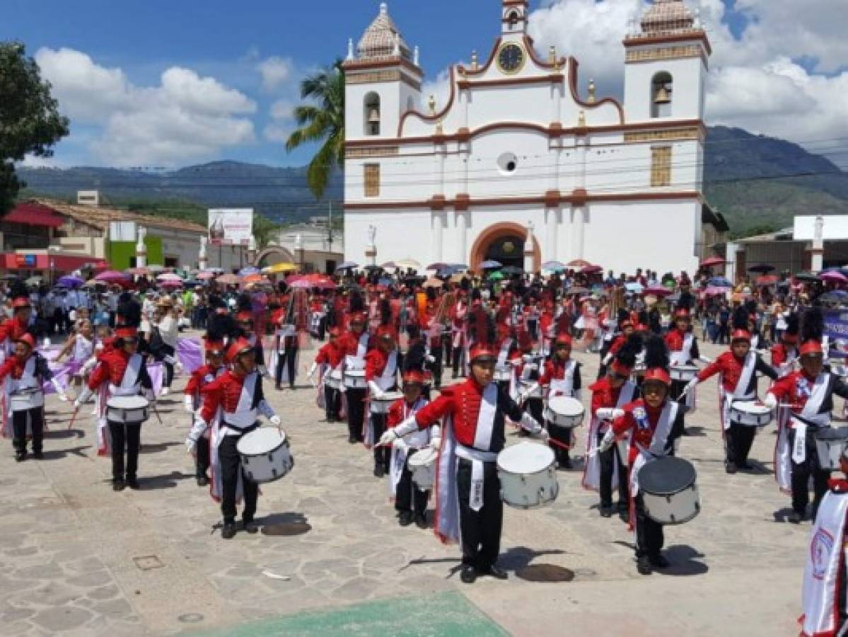 Colorido y eufórico desfile de escuelas de la ciudad de La Paz 