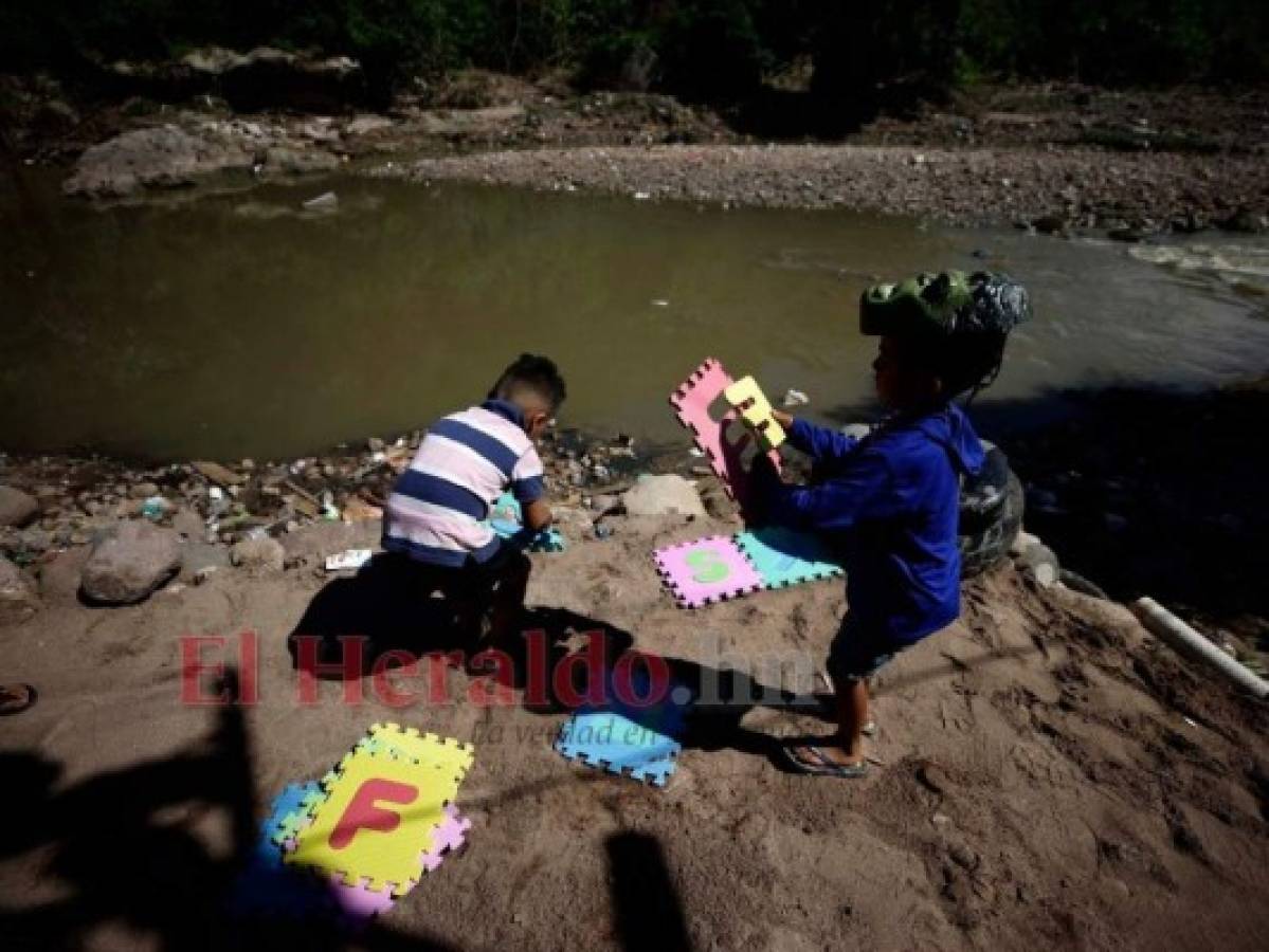 Mientras Milton tiene una noción más clara del peligro, muchos niños de su familia y de su entorno juegan a escasos centímetros del río que de un momento a otro puede convertirse en un monstruo embravecido. Foto: Emilio Flores/ EL HERALDO